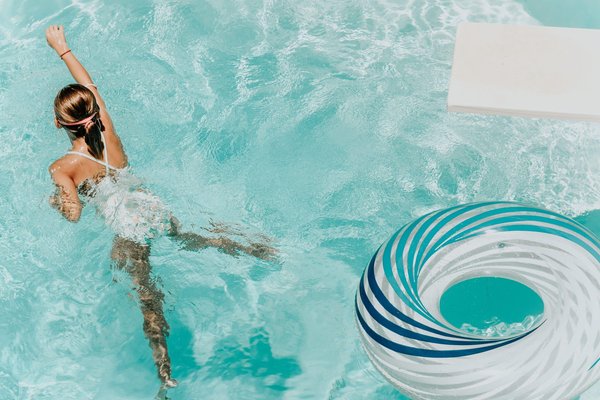 Comment choisir le bon système de filtration pour votre piscine
